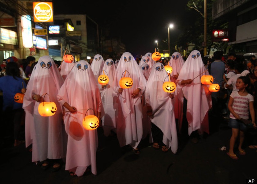 Đêm Halloween (30/10) vừa qua, khắp mọi ngõ ngách trên thế giới, già trẻ trai gái đều ra đường và hóa trang ma quỷ trông khủng khiếp. Trong ảnh, người dân Phillipines mặc những bộ áo choàng ma màu trắng diễu hành ở thành phố Marikina, phía đông thủ đô Manila.